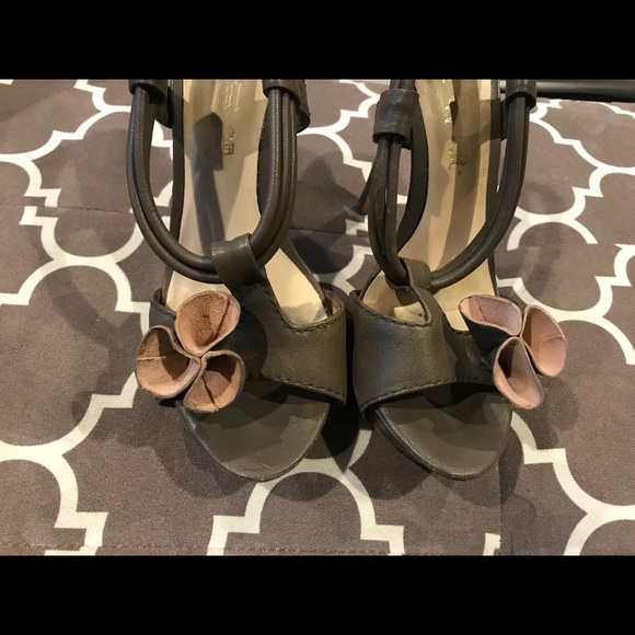 L.A.M.B. Veena Gray Platform Sandals with Flower - Picture 14 of 16